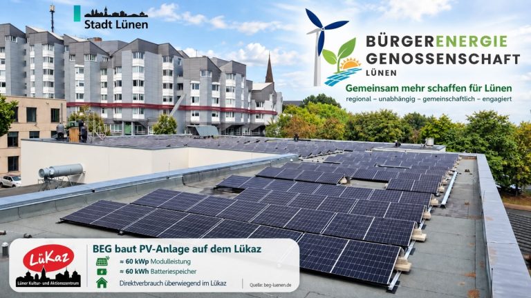 Solarmodule in Reihen auf dem Flachdach des Lükaz, dahinter die Wohnbebauung an der Kurt-Schumacher-Straße