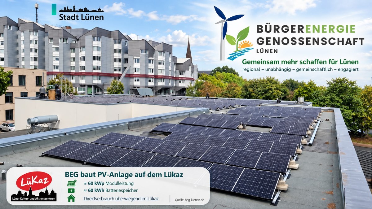 Solarmodule in Reihen auf dem Flachdach des Lükaz, dahinter die Wohnbebauung an der Kurt-Schumacher-Straße